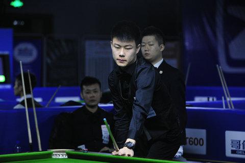 现出巨大的 现出巨大的